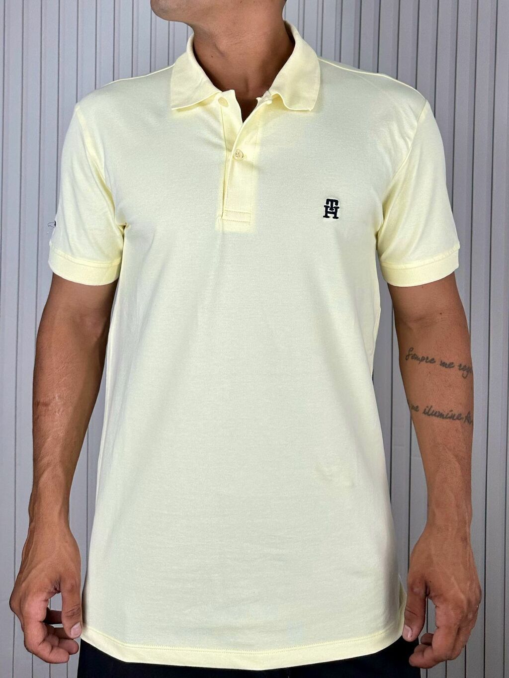 whatsapp-image-2025-02-14-at-09-37-09-2-cf21d212e0450afa1817396276469861-1024-1024 Polo Tommy Amarelo P - Imagem 1